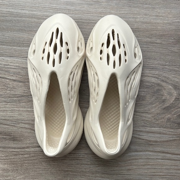 yeezy ararat foam runner